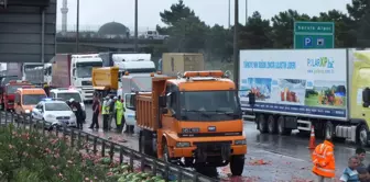 Karpuz Yüklü Tır'ın Devrilmesi ile Zincirleme Trafik Kazası Meydana Geldi