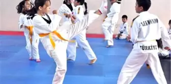 Foça Belediyespor Yıldızlar Türkiye Taekwondo Şampiyonası'na Gidiyor