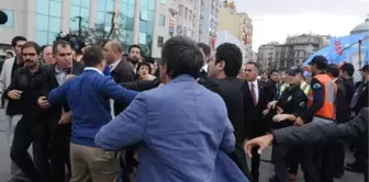 Taksim'de Çelenk Gerginliği