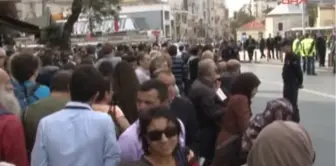 Taksim Meydanı'nda Çelenk Gerginliği )