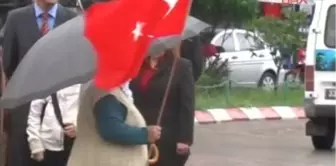 Tarsus 10 Kasım Töreninde Köylü Kadının Bayrak Eylemi