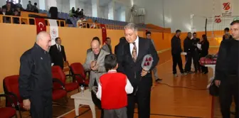 Vali Tekinarslan'dan Sporculara Malzeme Yardımı