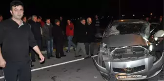 Hastaneye Kızlarını Görmeye Gelen Ailenin Otomobili Kamyonetle Çarpıştı: 1 Ölü, 3 Yaralı