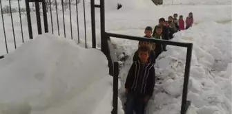 Yolu Kardan Kapalı Mezradaki 20 Öğrenci Karnelerini Alamadı