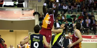 Fenerbahçe Ülker - Galatasaray Medical Park: 63-57