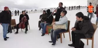 Erciyes Kar Festivalinde Sucuk Ekmek Dağıtımı