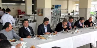 Erdek Kaymakamı Kaygısız Öğrencilerle Yemek Yedi