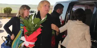 Alman Yeşiller Partisi Eşbaşkanı Claudia Roth, Yaralı Polisi Hastanede Ziyaret Etti