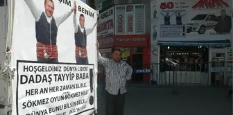 Başbakan Sevgisini Afişlere Döktü