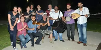 Sahur Orkestrası Vatandaşları Uyandırıyor