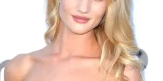 Rosie Huntington Davetlere Tek Başına Gidiyor