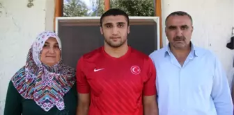 Avrupa Şampiyonu Güreşçi Oğlu İçin Kurban Kesti