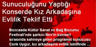 Sunuculuğunu Yaptığı Konserde Kız Arkadaşına Evlilik Teklif Etti