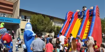 Iğdır'da Ders Zili Palyaco ve Kaykayla Çaldı