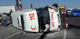 Ambulans ile Otomobil Çarpıştı: 1'i Ağır 6 Yaralı