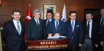 Bakan Fikri Işık Kocaeli Büyükşehir Belediyesini Ziyaret Etti