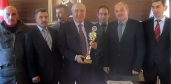 Suşehri Belediye Personeli, Kupayı Başkan Sel'e Hediye Etti