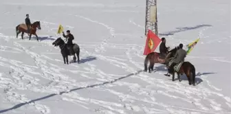 Başkale Adaylarını Atlı Gençler Karşıladı