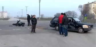 Balıkesir'de Motosikletle Otomobil Çarpıştı: 1 Yaralı