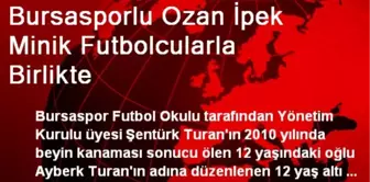 Bursasporlu Ozan İpek Minik Futbolcularla Birlikte