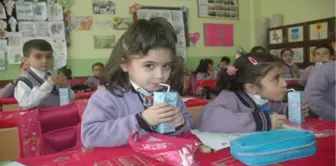 Hakkari'de Öğrencilere Süt Dağıtıldı