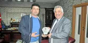 Siirt Belediyesi İşçilerinden Sadak'a Plaket