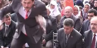 MHP'li Aday, İsmi Anons Edilince Sehpanın Üzerinden Atladı