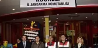 Kocaeli'nde Jandarmadan Çocuklara Sinema Etkinliği