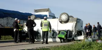 Ceyhan'da Minibüs Devrildi: 13 Yaralı