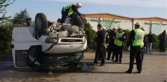 Tarım İşçilerini Taşıyan Minibüs Takla Attı: 13 Yaralı