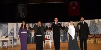 Beylikdüzü'nde 'Hasan ile Zübeyde' Tiyatro Gösterisine Büyük İlgi