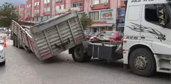 Seyir Halindeki Tır'ın Dorsesi Yerinden Çıktı