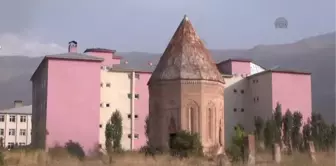 Tarihi yapının siluetini bozan yurt -