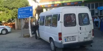 Demirci'de Trafik Kazalar: 2 Yaralı