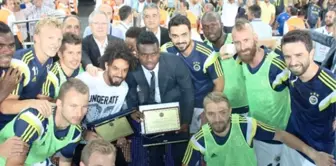 Fenerbahçeliler, Cristian ve Yobo'ya Plaketle Veda Etti