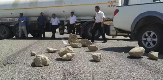 Tanker Şoförleri Silopi - Cizre Karayolunu Ulaşıma Kapattı