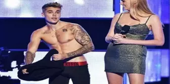 Justin Bieber Katıldığı Programda İç Çamaşırına Kadar Soyundu