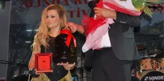 Alinda Festivalinde Sahne Alan Lara, Özel Hayatını Teşhir Eden Sanatçıları Eleştirdi