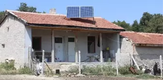 Dağın Ortasında Elektriğini Güneşten Alıyor