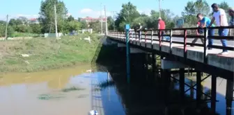 Otomobil Dereye Uçtu, 3 Kişi Yara Almadan Kurtuldu