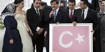 Davutoğlu ile Musul Rehinesi Arasında Duygulandıran Bayrak Sohbeti