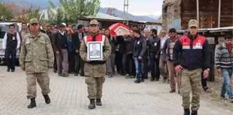 Askerde Hayatını Kaybeden Oğlunun Tabutunu Annesi Gözyaşlarıyla Taşıdı