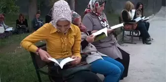 Kadınlar, Hükumet Konağı Önünde Kitap Okudu