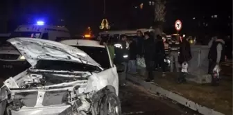 Antalya'da Otomobil ile Minibüs Çarpıştı: 6 Yaralı