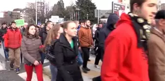 Kosova'da Olaylı Protesto