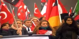 Türkler Perinçek'e Destek İçin Strasbourg'da AİHM Önünde