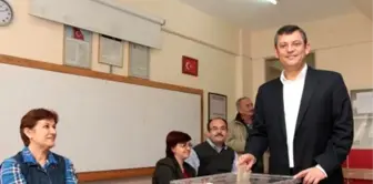 CHP Manisa'da Özgür Özel Birinci