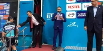 Erdoğan, Podyumdan İnmek İsteyen Bisikletçiye Bakakaldı