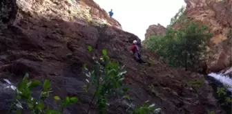 Hakkari'de Dağcılardan Nefes Kesen Kaya Tırmanışı