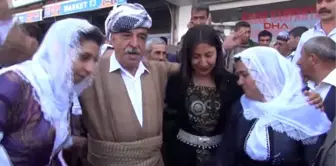 Şırnak'ta HDP'liler Seçim Kutlamasında Türk Bayrağı Astı